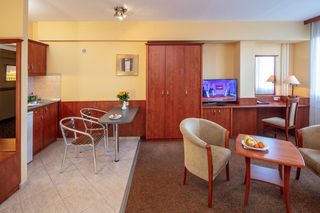 Hotel Charles Budapest Bagian luar foto