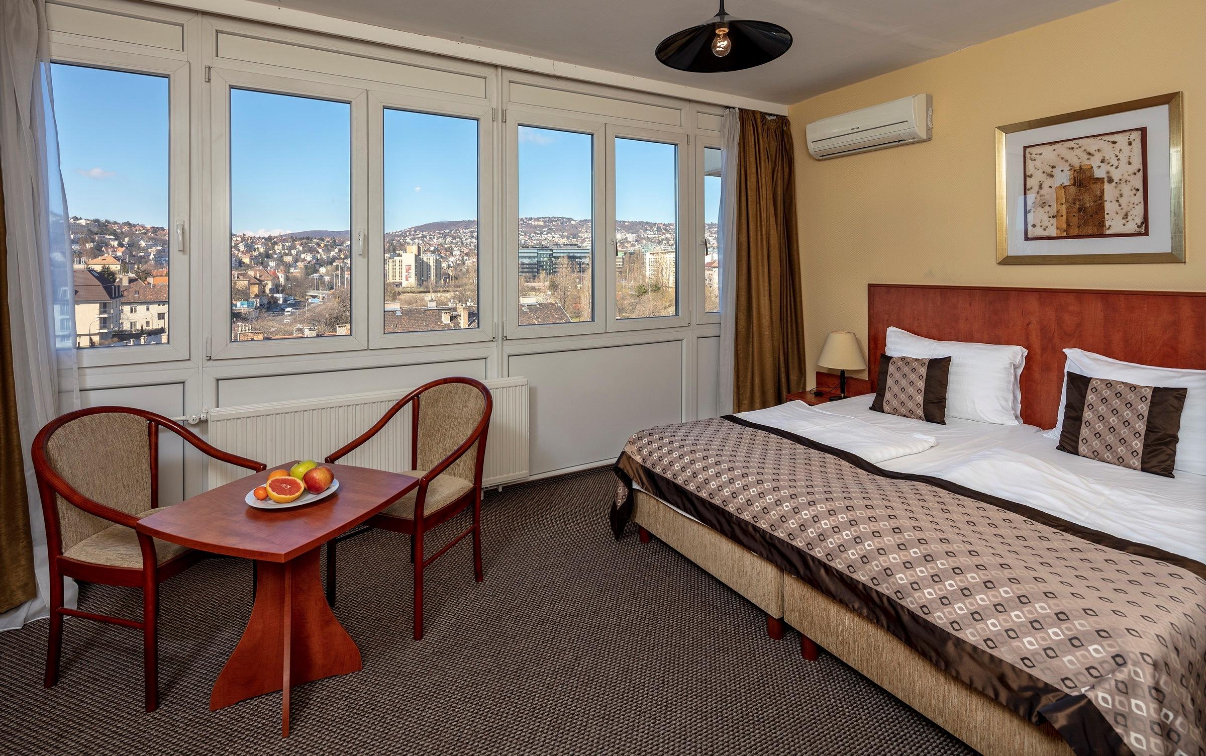 Hotel Charles Budapest Bagian luar foto