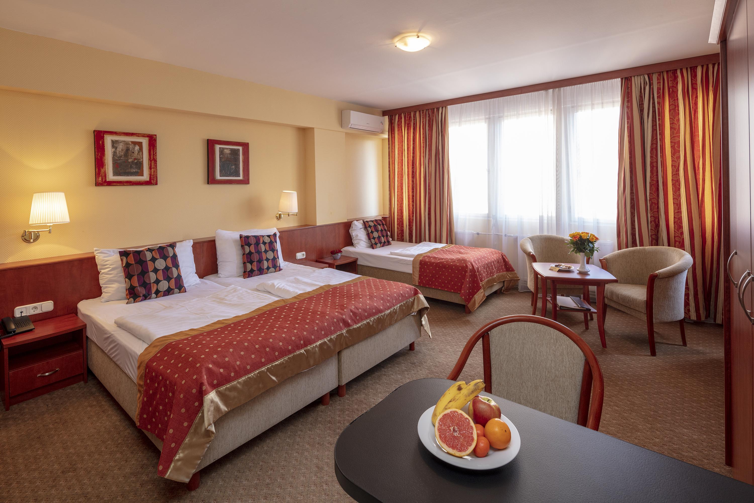 Hotel Charles Budapest Bagian luar foto