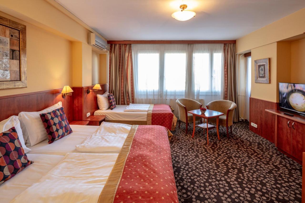 Hotel Charles Budapest Bagian luar foto